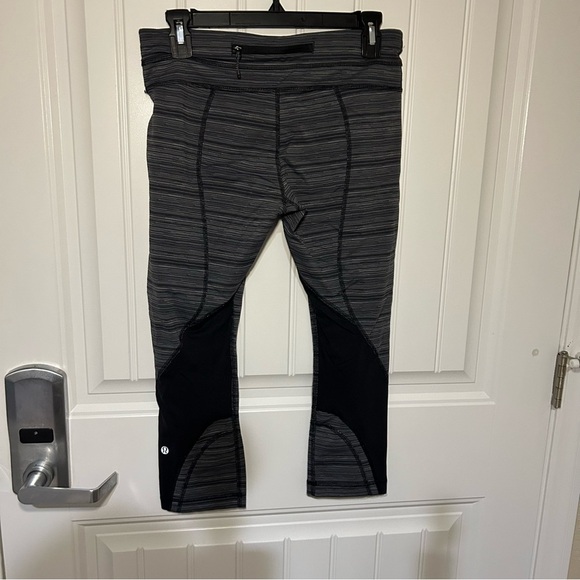 Lululemon Women’s Run: Inspire Crop II Mesh in Cyber Stripe Deep Coal Capris 8 - Picture 4 of 10